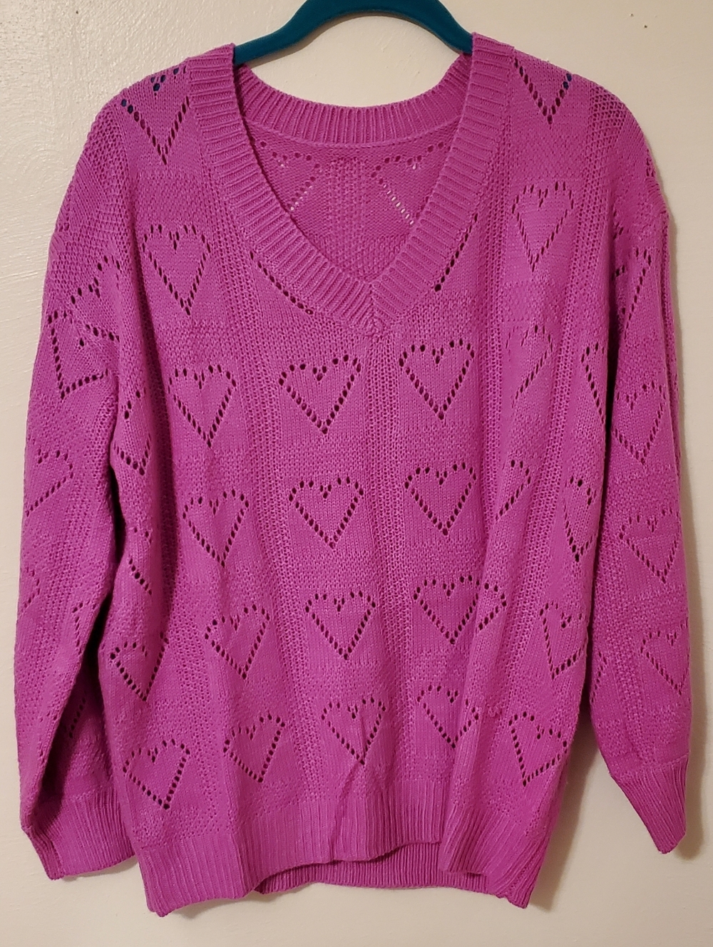 New Women's Pink Heart Pattern V-Neck Sweater. Size Medium